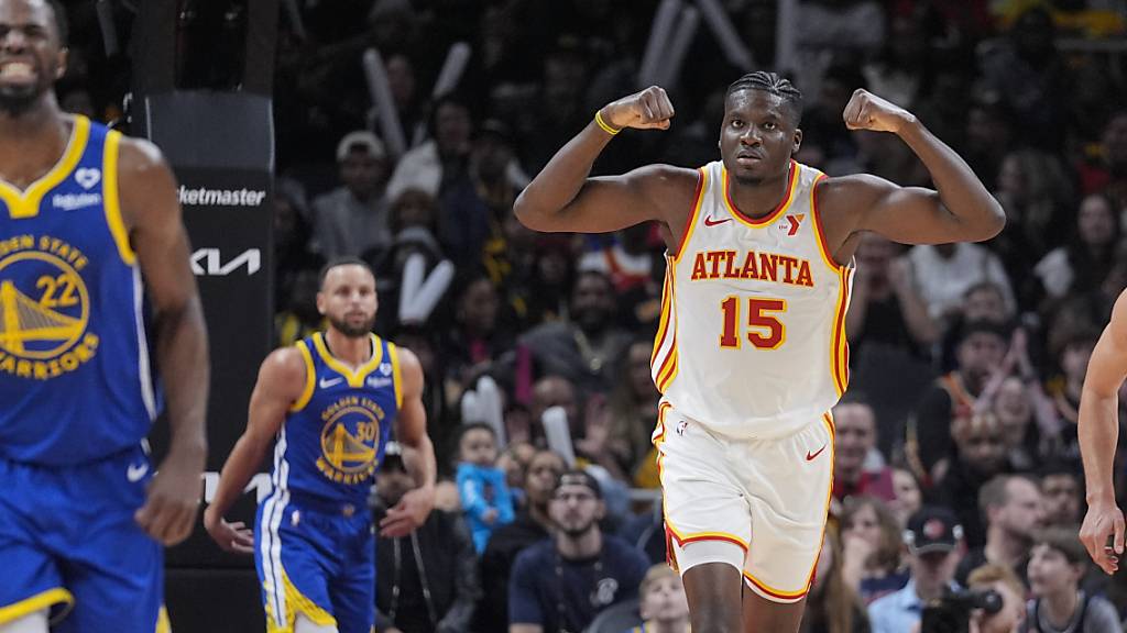 Clint Capela (rechts/Nummer 15) siegte mit den Hawks zum vierten Mal in Folge