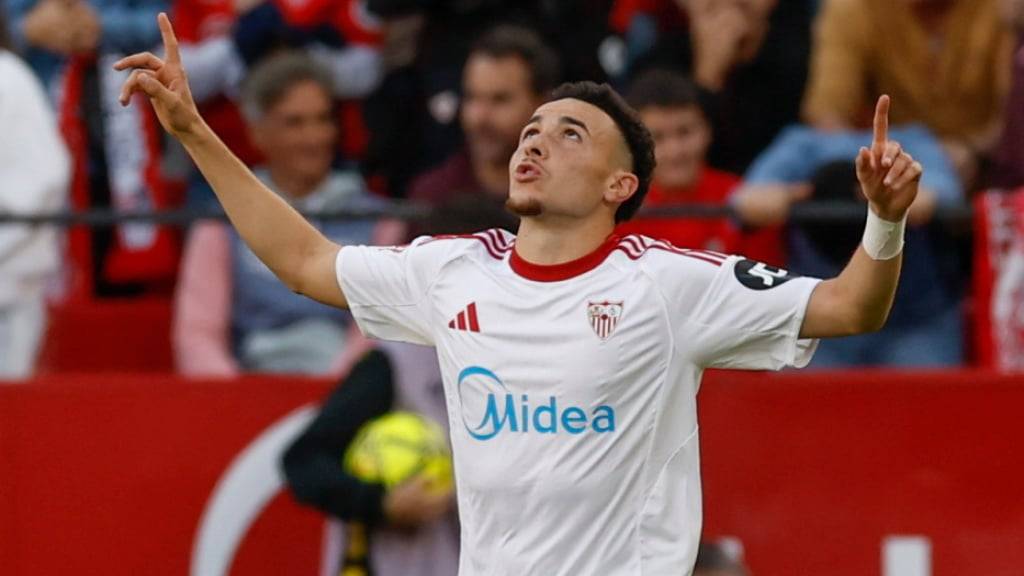 Ruben Vargas feiert das 1:0 des FC Sevilla