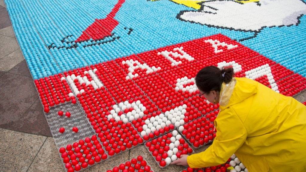 Ein Küken aus Tausenden von Eiern: Freiwillige haben in Lausanne aus gefärbten Eiern ein Mosaik gelegt.