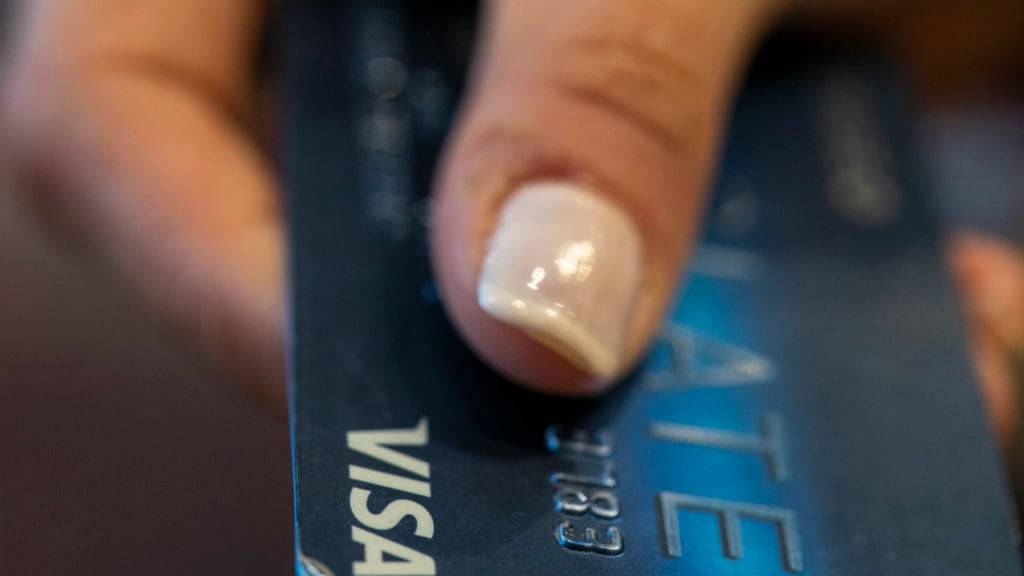 Für Zahlungen mit Visa-Karten fallen in der Schweiz jetzt weniger Interchage-Gebühren an. (Symbolbild)