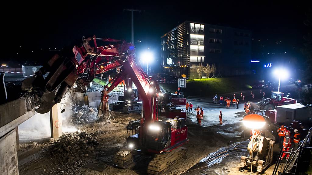 Der Abriss einer Autobahn-Halbbrücke in Chexbres VD hat am Freitagabend begonnen.