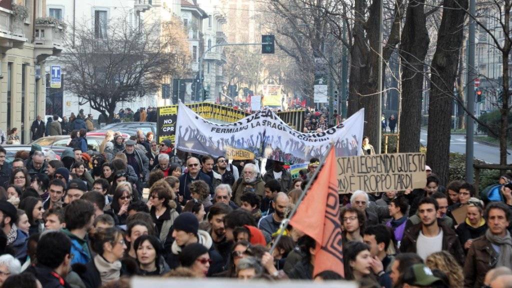 Die Demonstrierenden in Mailand protestieren gegen rassistische Gesetze.