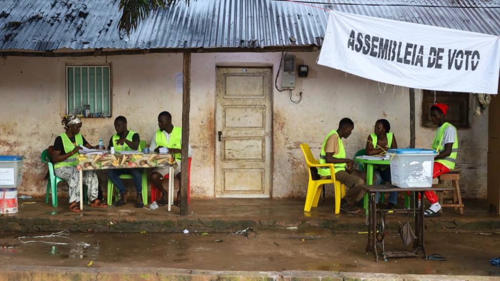 Wahlhelfer warten darauf, dass die Wähler bei einer Volksabstimmung über eine neue Verfassung ihre Stimme abgeben. Nach dem Militärputsch im November 2025 soll im westafrikanischen Guinea-Bissau über eine neue Verfassung abgestimmt werden. Foto: Darcicio Barbosa/AP/dpa