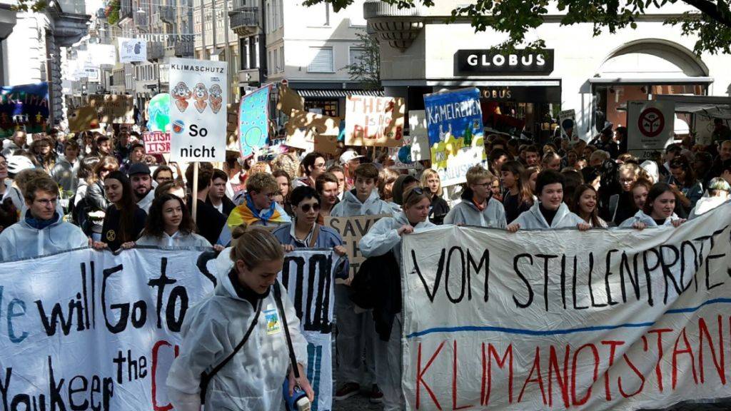 Klimastreik in St. Gallen am 20. September. Die geplante Kundgebung vom 29. November in der St. Galler Innenstadt ist abgesagt - laut den Organisatoren wegen «Schwierigkeiten mit der Stadtpolizei». (Archivbild)