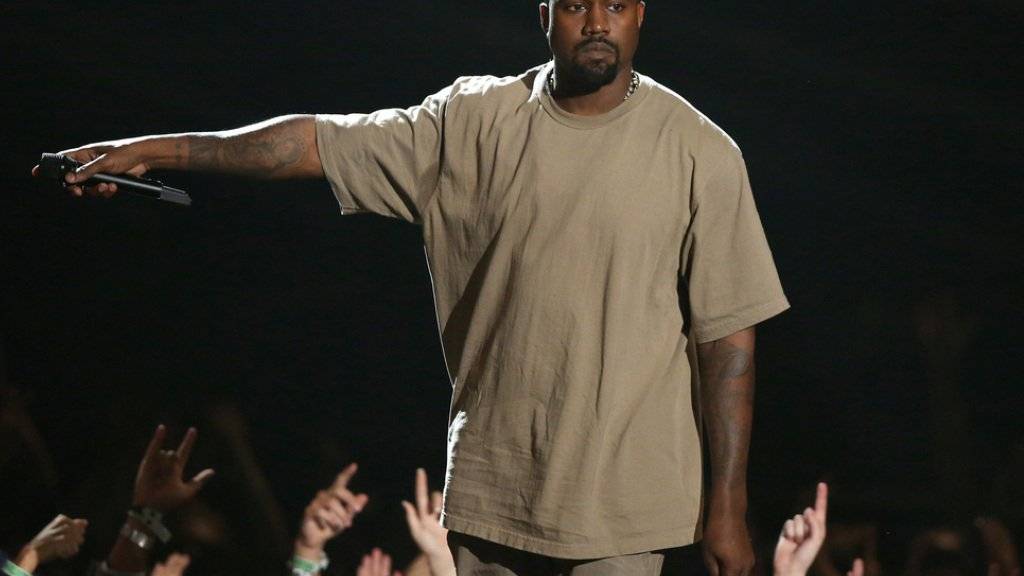 Kanye West Ende August während seiner nicht enden wollenden Dankesrede für den MTV Music Video Award. Bei der Verleihung des Shoe of the Year Awards hat er eine Neuauflage der peinlichen Performance geliefert (Archiv).