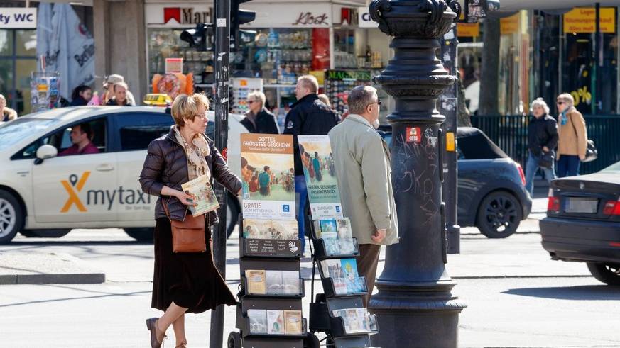 Zeugen Jehovas beim Verteilen von Zeitschriften in Berlin.