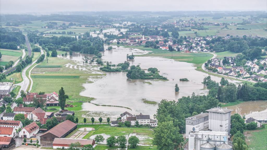 Luftbildaufnahmen zeigen die aus den Ufern getretene Ilm. Foto: Jason Tschepljakow/dpa
