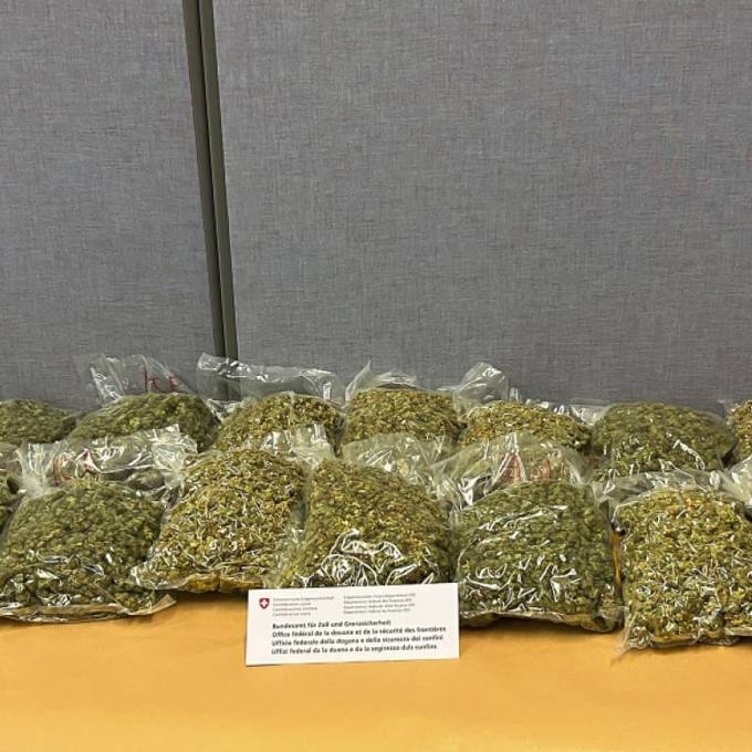 Zoll erwischt 2 Männer in Duggingen BL mit 10 Kilo Marihuana