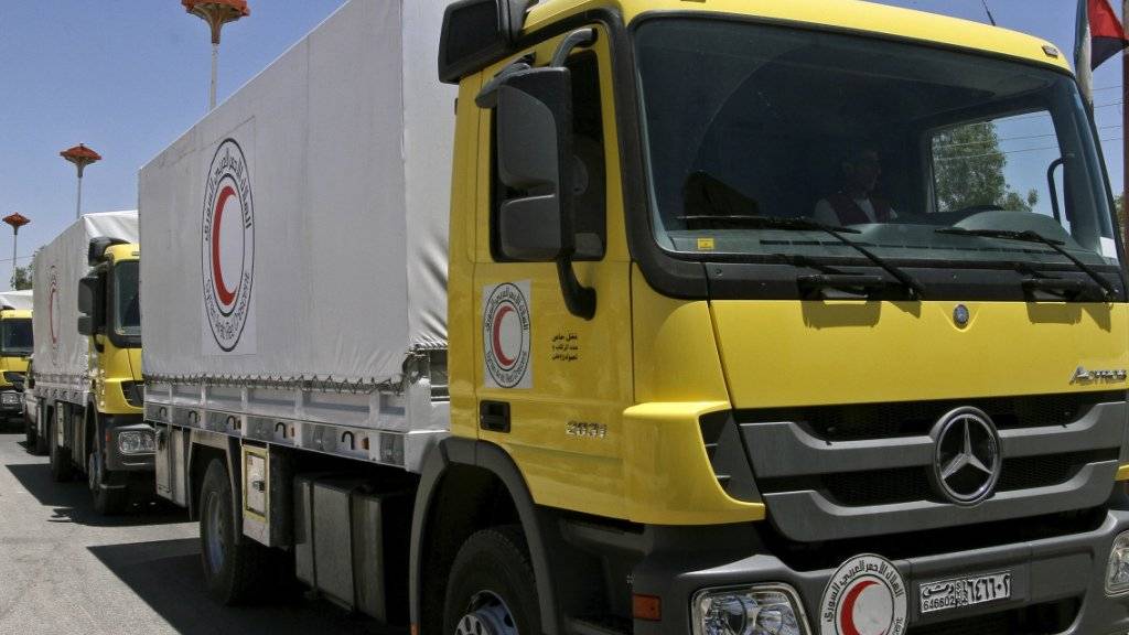 Lastwagen des Syrischen Roten Halbmondes und anderer Hilfsorganisationen stehen bereit, um die vom Hungertod bedrohte Bevölkerung von Madaja zu versorgen. Die syrische Regierung gab am Donnerstag grünes Licht für die Hilfslieferungen. (Archivbild)
