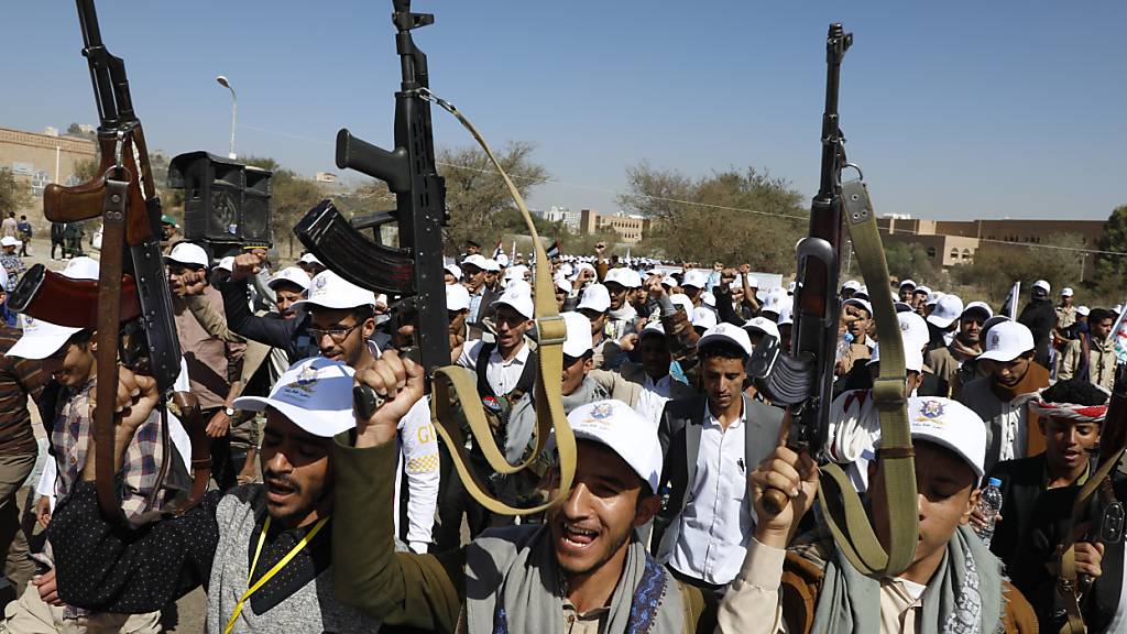 ARCHIV - Neu rekrutierte Huthi-Kämpfer nehmen an einem Protestmarsch gegen die von den USA geführten Angriffe auf Ziele der Huthi im Jemen und zur Unterstützung der Palästinenser teil. Foto: Osamah Abdulrahman/AP/dpa
