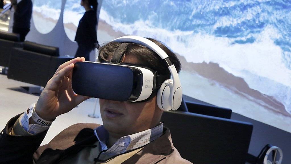 Laut einer Studie dürfte das Angebot an Headsets für virtuelle Realität (VR) deutlich zunehmen. Insbesondere tiefere Preise dürften für eine schnellere Verbreitung sorgen (Archiv)