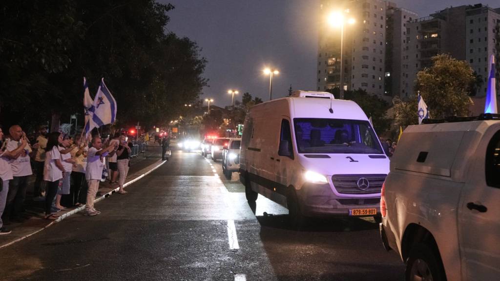 Ein Konvoi mit einem Sarg, der aus dem Gazastreifen an Israel übergeben wurde, kommt am Forensischen Institut in Tel Aviv an. Foto: Mahmoud Illean/AP/dpa