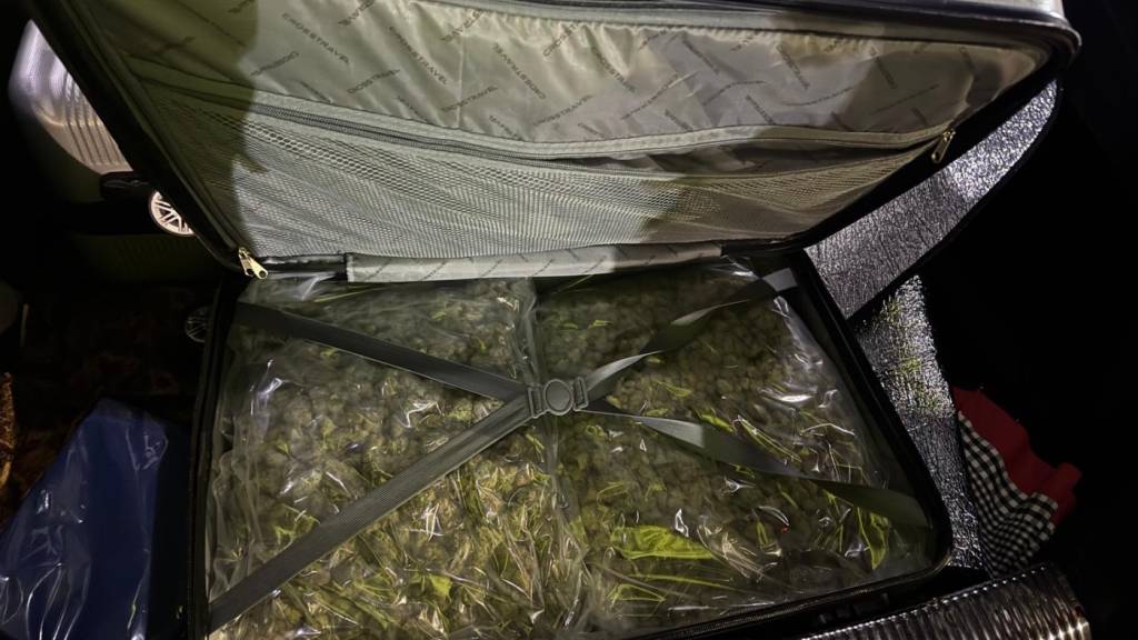 Polizei erwischt in GR Drogenkurier mit zwei Koffern Marihuana