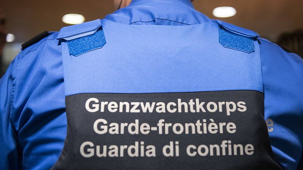 Bei den Verdächtigen handelt es sich um 27- bis 35-jährige Männer aus dem Nahen Osten, die in Belgien wohnen. Sie transportierten die 26 Flüchtlinge von Italien her in drei Autos. (Symbolbild)