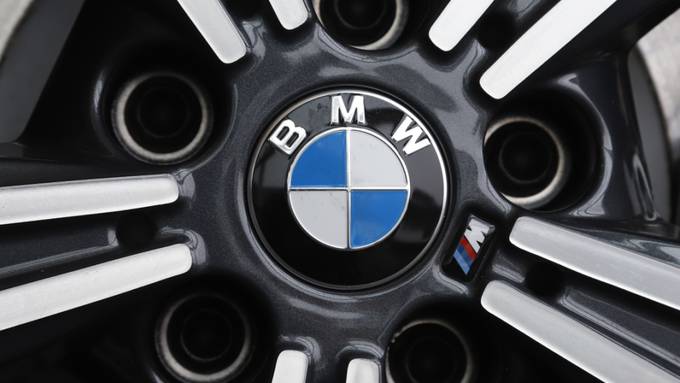 In Felswand gekracht: 28-Jähriger schrottet BMW M5 auf Probefahrt