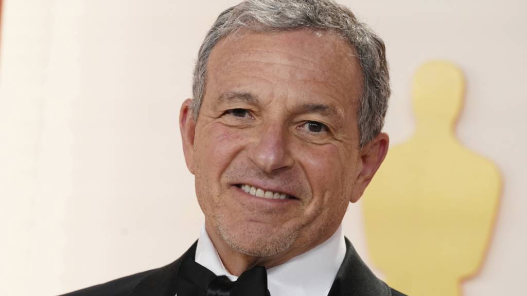Der aus dem Ruhestand zurückgekehrte Disney-Chef Bob Iger bekommt mehr Zeit, den Unterhaltungsriesen wieder auf Kurs zu bringen. Der Vertrag des 72-Jährigen wurde um zwei weitere Jahre bis Ende 2026 verlängert. (Archivbild)