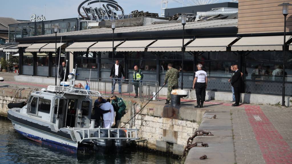 Bulgarische Behörden bringen ein verletztes Besatzungsmitglied in ein Krankenhaus, nachdem zwei Handelsschiffe am Schwarzen Meer angegriffen worden waren. Foto: Bulgarian News Agency/AP/dpa