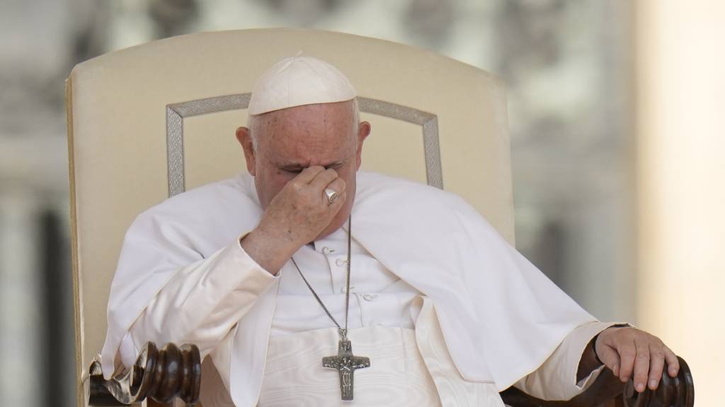 ARCHIV - Papst Franziskus reibt sich die Augen während seiner wöchentlichen Generalaudienz auf dem Petersplatz. Foto: Alessandra Tarantino/AP/dpa