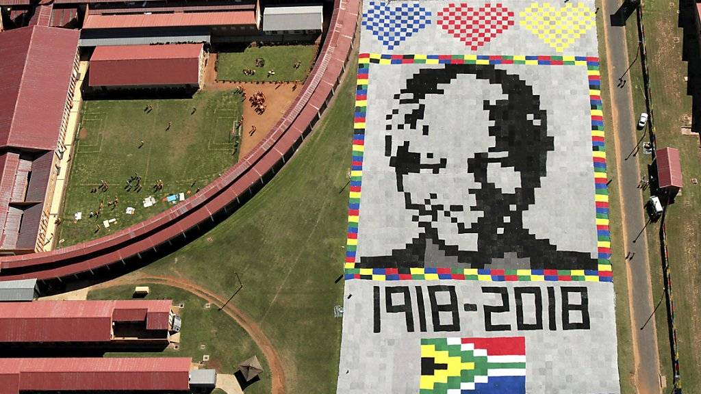 Zu Ehren von Nelson Mandela: Als Werk von Menschen von überall auf der Welt prangt das Gesicht  des südafrikanischen Nationalhelden auf einer 7000 Quadratmeter grossen gehäkelten Decke.
