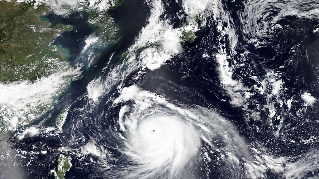HANDOUT - Der Taifun «Haishen» nähert sich der südlichen Regionen Japans. Foto: -/NASA/AP/dpa - ACHTUNG: Nur zur redaktionellen Verwendung und nur mit vollständiger Nennung des vorstehenden Credits