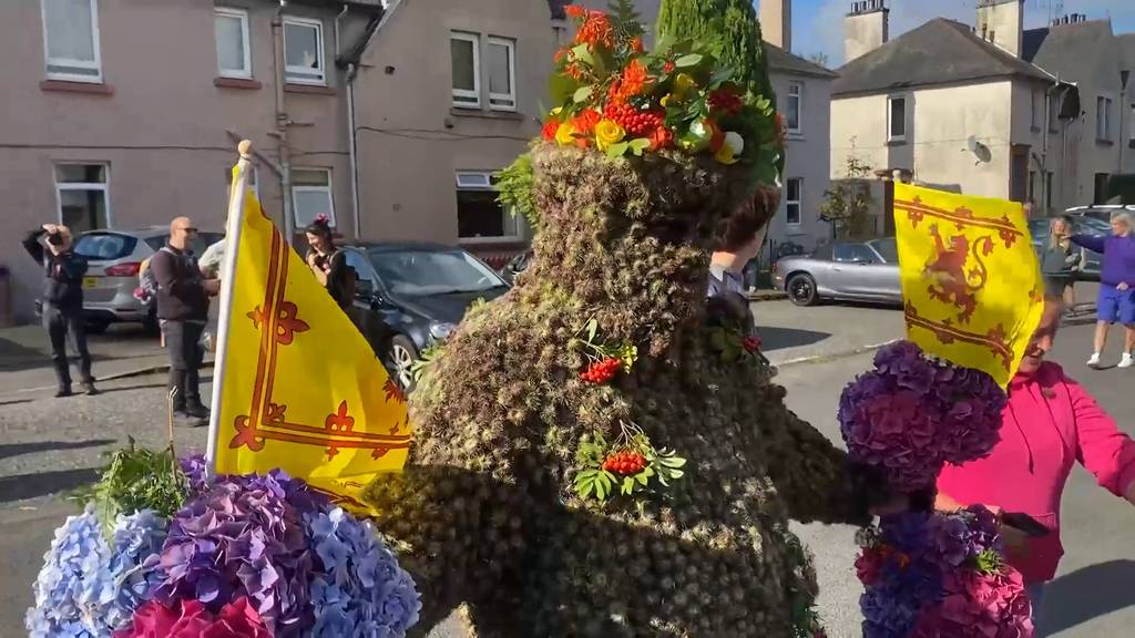 900 Jahre alte Tradition: Mann vertreibt böse Geister mit Pflanzen