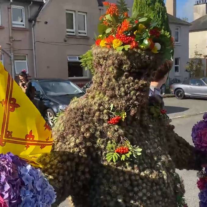 900 Jahre alte Tradition: Mann vertreibt böse Geister mit Pflanzen