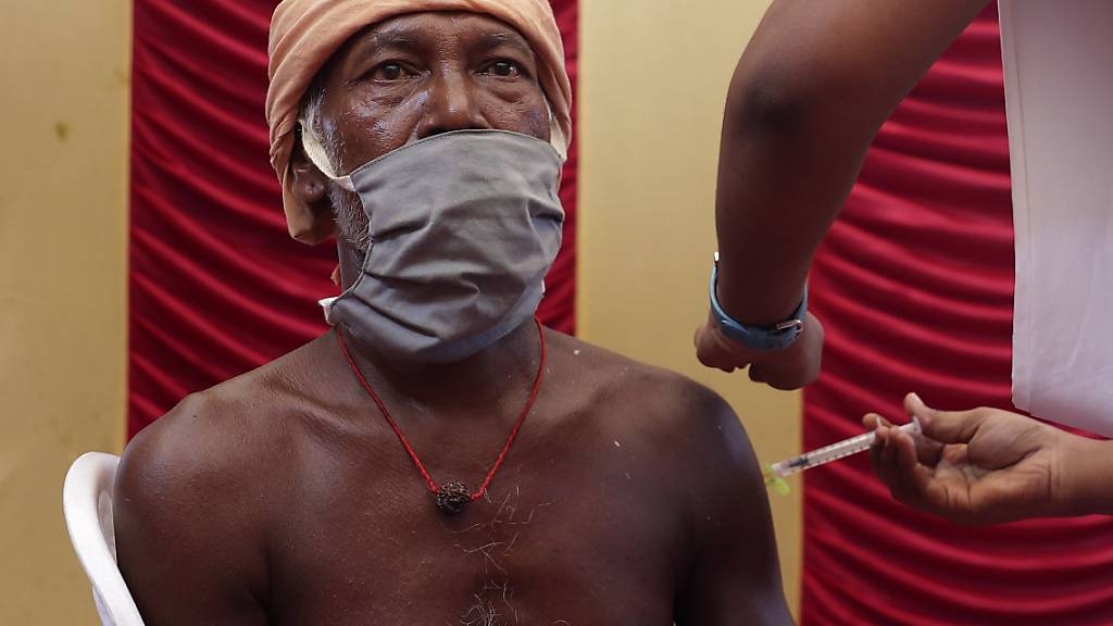 ARCHIV - Ein Mitarbeiter des Gesundheitswesens in Indien impft einen Mann in einem Impfcamp mit einer Dosis des Corona-Impfstoffs Covaxin. Foto: Sri Loganathan/ZUMA Wire/dpa