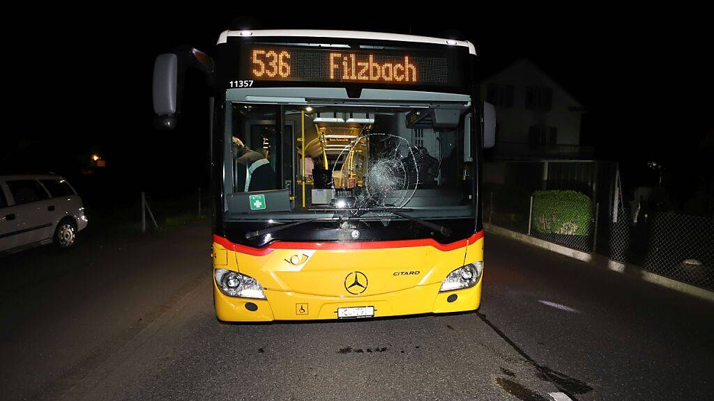 Beim Unfall zwischen einem Linienbus und einem Fussgänger wurde ein 38-Jähriger mittelschwer verletzt.