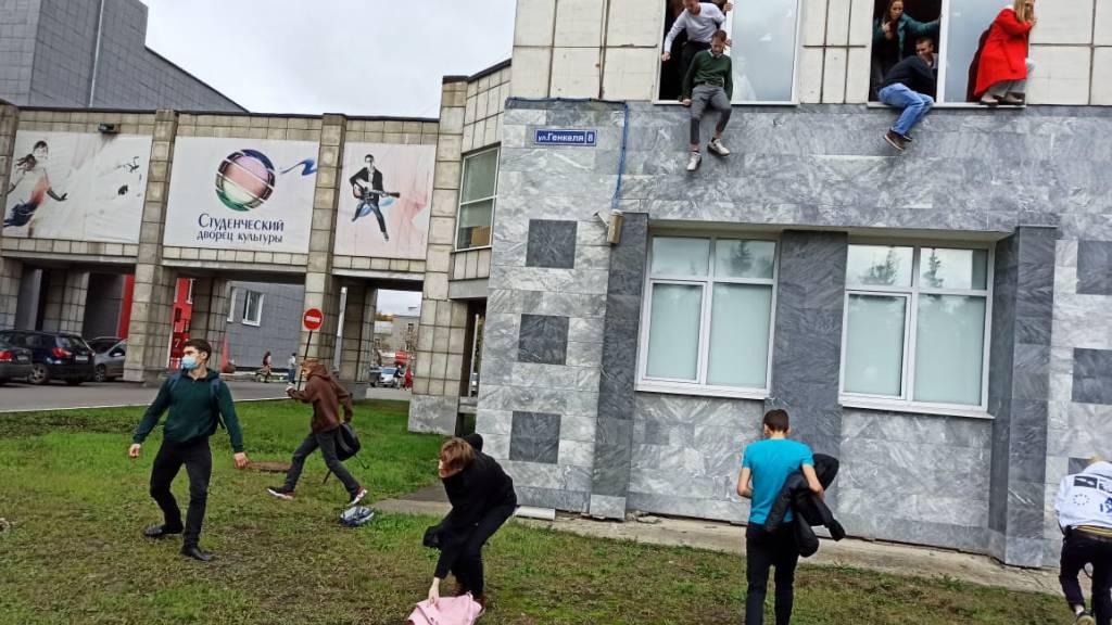 Studenten springen während einer Schießerei aus dem Fenster einer Universität. Ein Mann hat in der russischen Stadt Perm am Ural in einer Universität um sich geschossen und mehrere Menschen getötet. Foto: Alexey Romanov/Sputnik/dpa