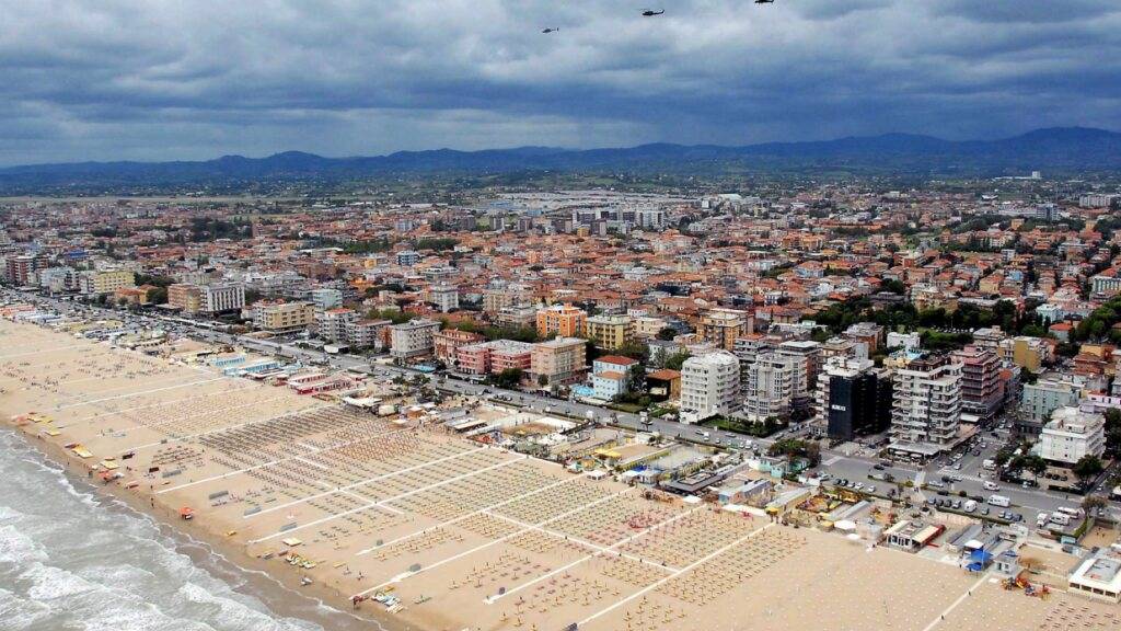 Luftaufnahme des europaweit bekannten Strands von Rimini. (Archivbild)