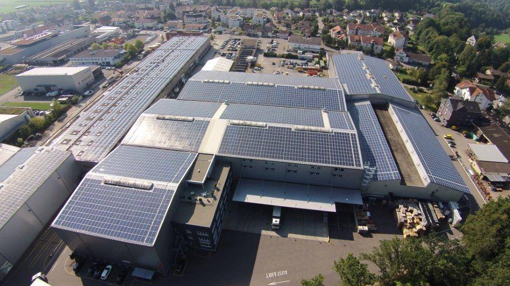 In Schwarzenbach (SG) steht die erste Solaranlage der Schweiz, die Regelenergie zur Stabilisierung des Stromnetzes produziert.