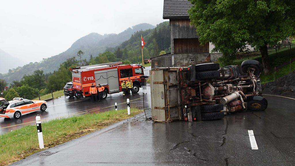 Der umgekippte Lastwagen blockierte die Flumserbergstrasse in  Flums. Der 57-jährige Chauffeur kam mit dem Schrecken davon.