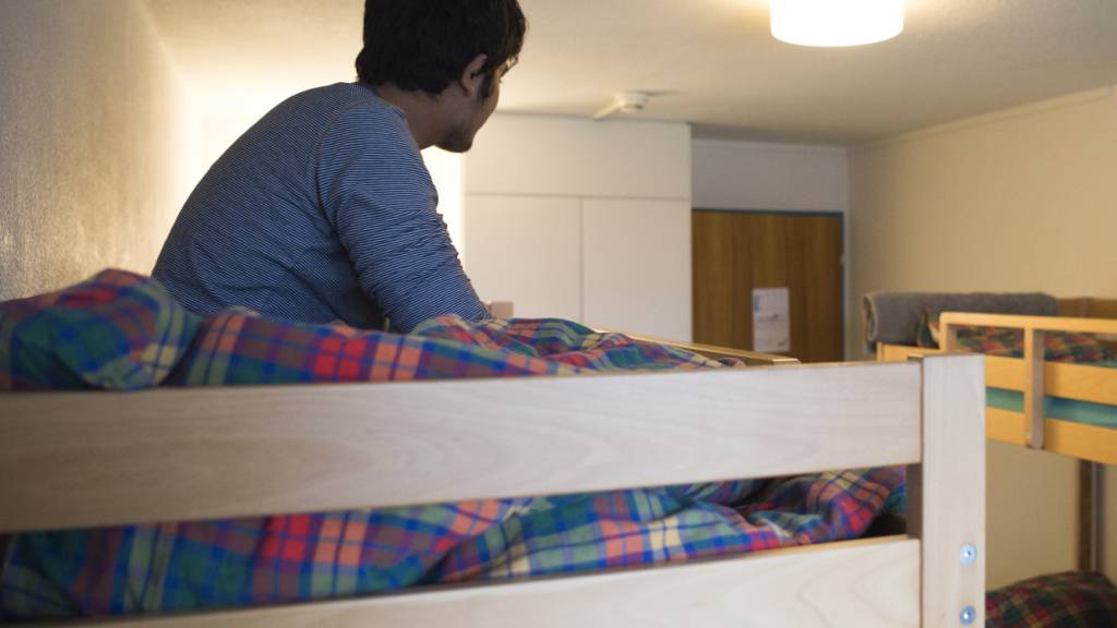 Ein Asylsuchender sitzt in seinem Zimmer. (Symbolbild)