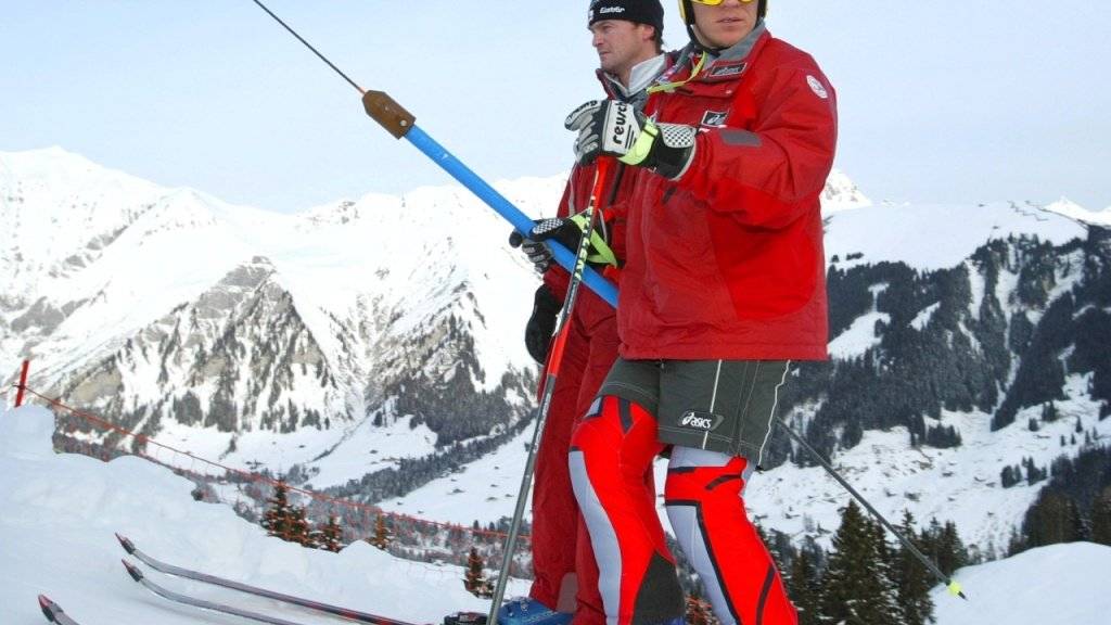 Andreas Evers (im Hintergrund), hier als persönlicher Trainer von Hermann Maier, wird nun für die Schweizer Abfahrer verantwortlich sein