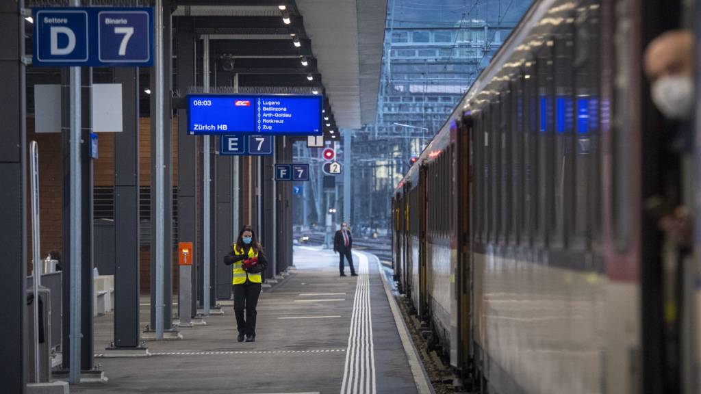Der Bahnhof von Chiasso im Südtessin: Die Zahl der Grenzgängerinnen und Grenzgänger aus Italien hat abgenommen. (Archivbild)