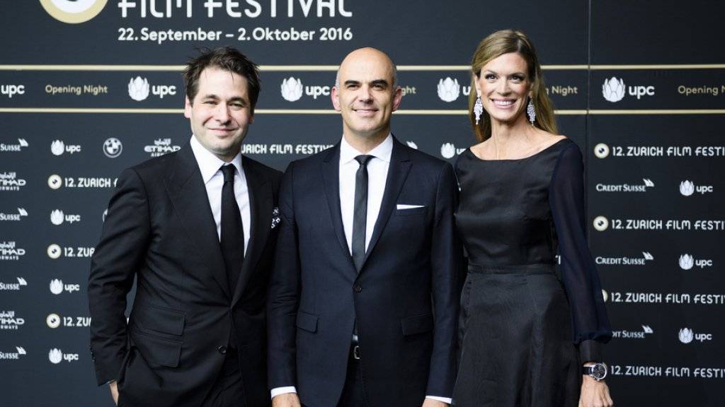 Der grüne Teppich tut seinen Dienst: Karl Spoerri vom ZFF, Bundesrat Alain Berset und Nadja Schildnecht vom ZFF eröffnen das 12. Zurich Film Festival.