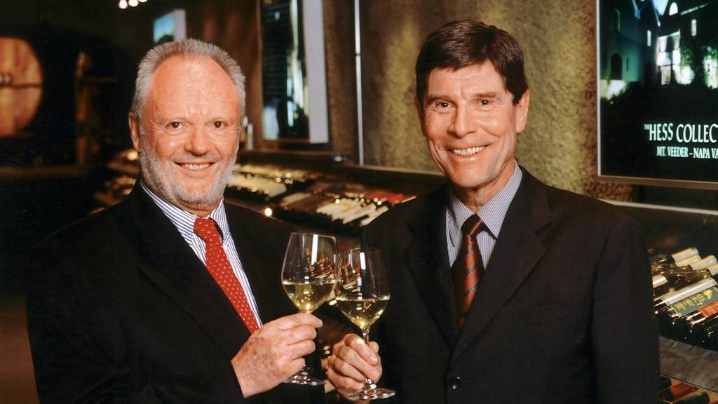 Donald Hess (links) im Jahr 2002 mit Dr. Max Lienhard, der ihn als Verwaltungsratspräsidenten der Hess Holding AG abgelöst hat.