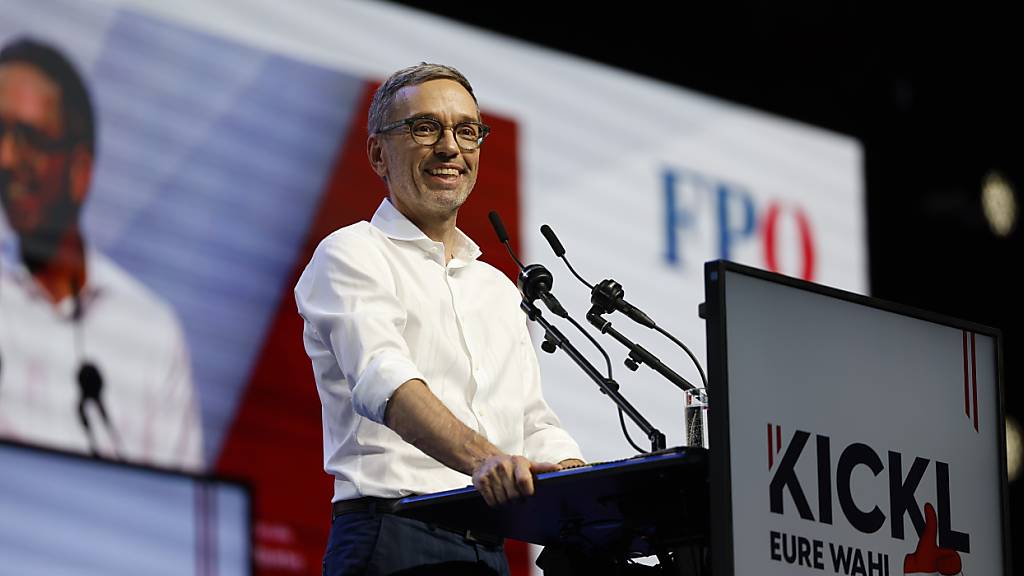 ARCHIV - FPÖ-Parteichef Herbert Kickl hält eine Rede beim Wahlkampfauftakt in Graz. Laut Umfragen ist die rechte FPÖ Favorit auf den Sieg. Foto: Erwin Scheriau/APA/dpa