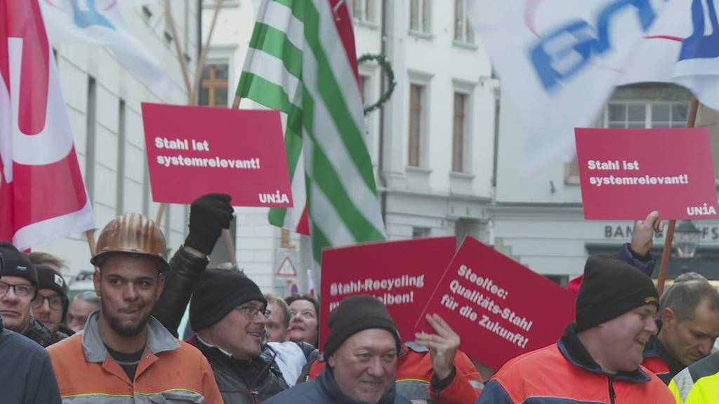 Stahlarbeiter protestieren vor Luzerner Regierungsgebäude