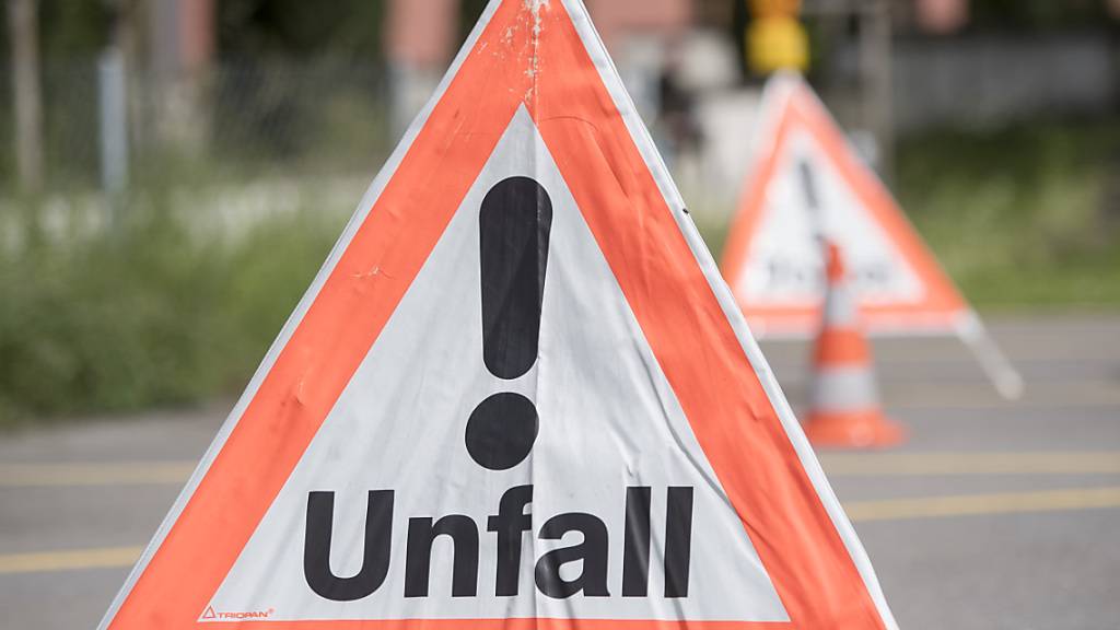 Nicht einmal auf dem Fussgängerstreifen war eine Frau am Zürcher Utoquai vor dem Autoverkehr sicher. (Symbolbild)
