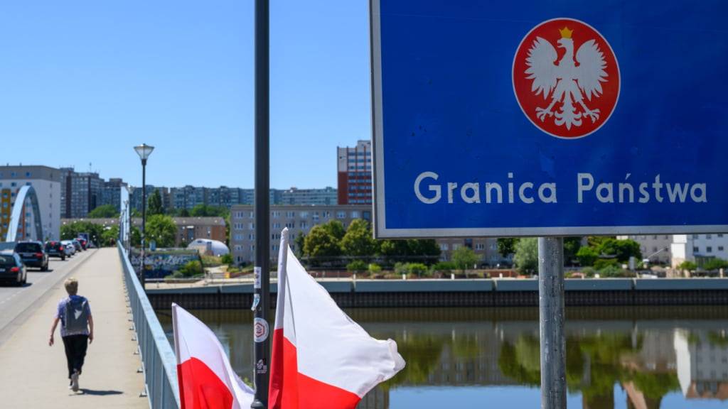 ARCHIV - Passanten gehen über den deutsch-polnischen Grenzübergang Stadtbrücke zwischen Frankfurt (Oder) in Brandenburg und dem polnischen Slubice. Foto: Patrick Pleul/dpa