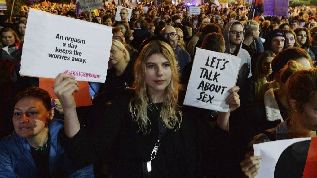 Menschen protestieren vor dem Parlament in Warschau gegen ein Gesetzesvorhaben, das Strafen für Lehrer für Sexualkunde-Unterricht an Schulen vorsieht.