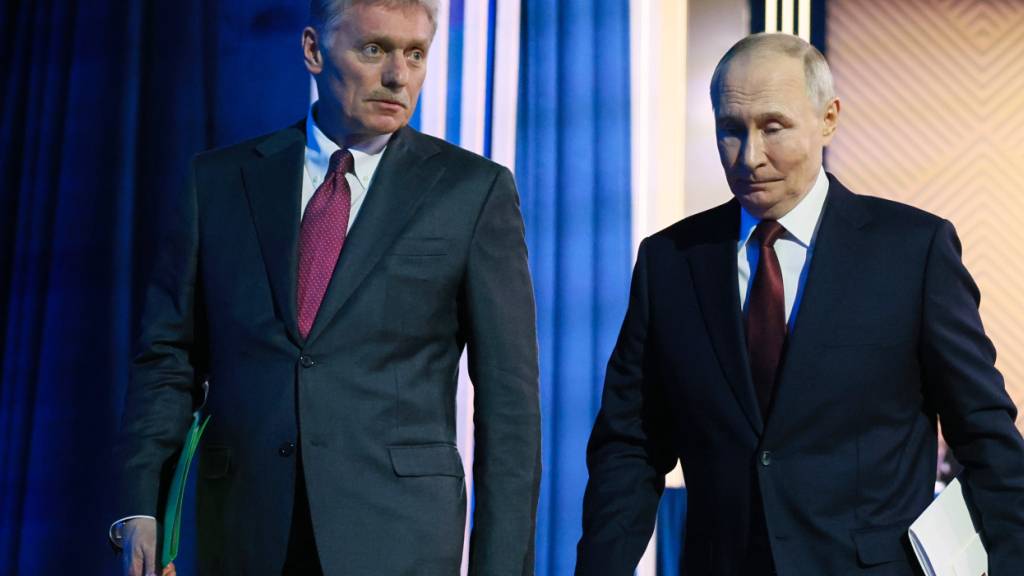 ARCHIV - Der russische Präsident Wladimir Putin und Kreml-Sprecher Dmitri Peskow verlassen jährliche Pressekonferenz und Bürgerfragestunde am Gostinny Dvor. Foto: Mikhail Metzel/Pool Sputnik Kremlin/dpa