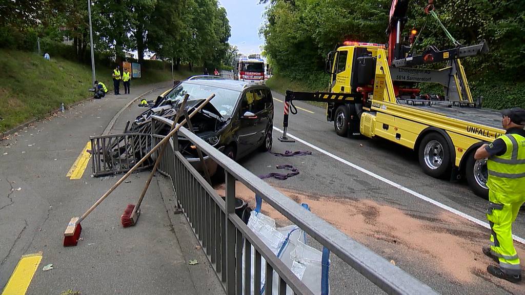 Unfall in Wohlen: Autofahrerin wird leicht, ihre 12-jährige Tochter schwer verletzt