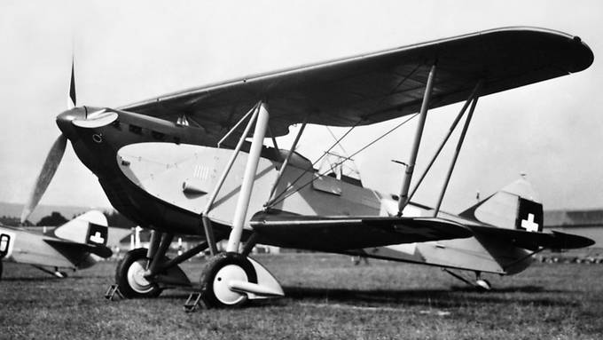 Wrack eines Doppeldeckers der Luftwaffe im Vierwaldstättersee