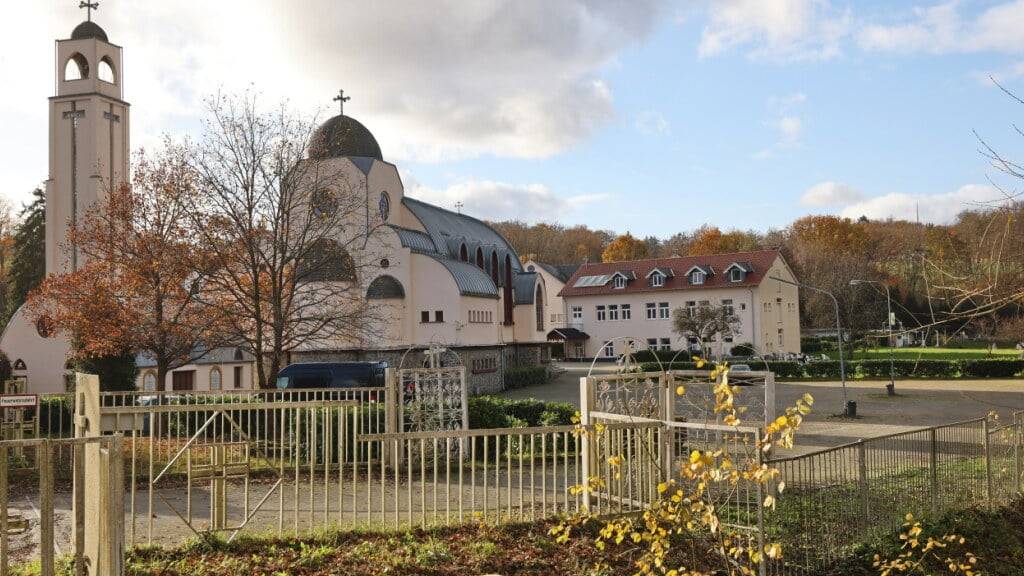 PRODUKTION - Vor dem koptisch-orthodoxen Kloster St. Antonius in Waldsolms-Kröffelbach wurde ein drei Monate altes Baby gefunden. Bei der Mutter soll es sich um die zerstückelte Frau handeln, deren Körperteile auf der Autobahn 45 bei Olpe gefunden wurden. Foto: Christian Lademann/dpa