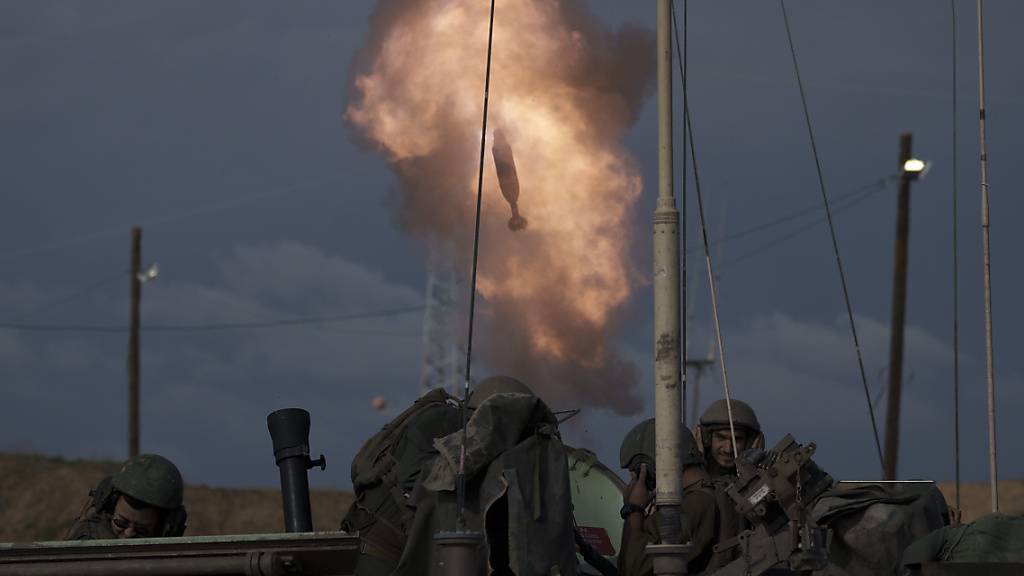 Israelische Soldaten feuern eine Mörsergranate ab. Foto: Leo Correa/AP/dpa