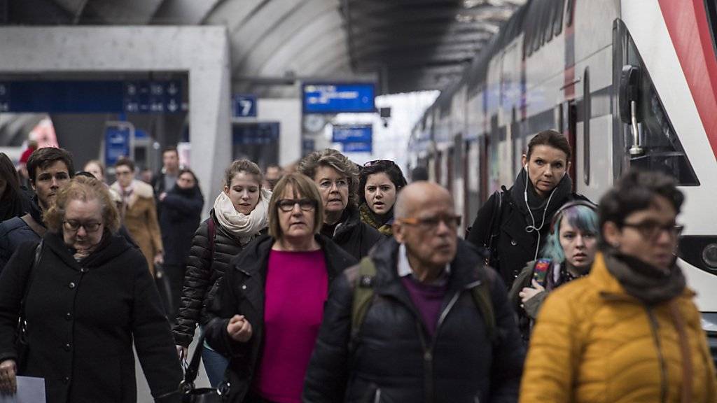 Die SBB will mit «schlauen Füchsinnen» auf Entlastungszüge aufmerksam machen: Pendler unterwegs im Hauptbahnhof Zürich. (Archiv)