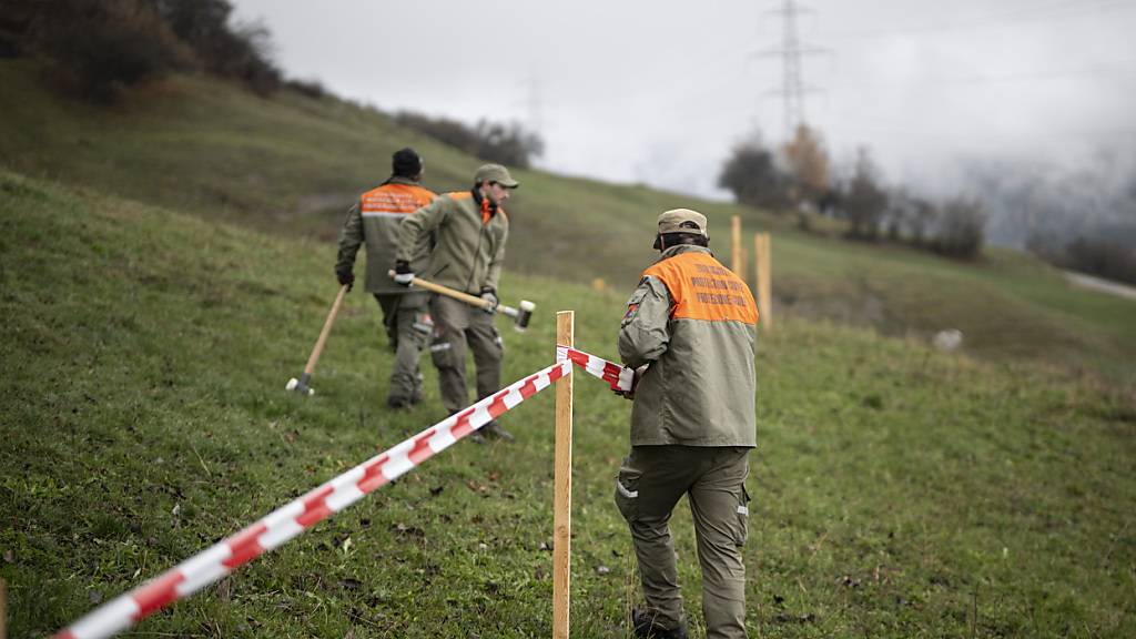 Zivilschützer sperrten die Gefahrenzone um das Dorf Brienz ab.