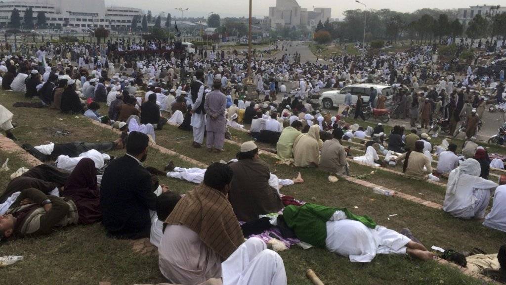 Tausende versammelten sich in der pakistanischen Hauptstadt Islamabad zum Sitzstreik.